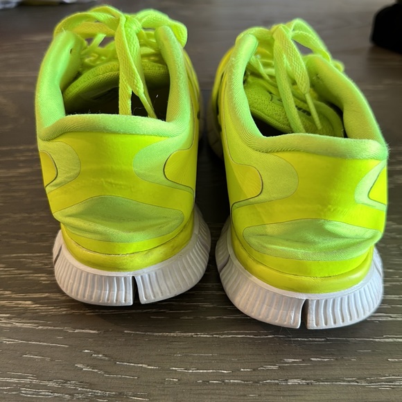 NIKE FREE - SIZE 8.5 / NEON YELLOW - Picture 4 of 7